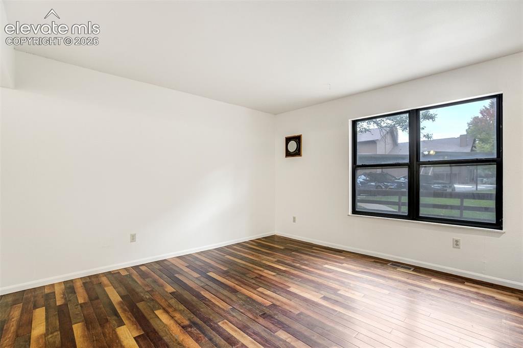 Image 10 of 50: Living Room