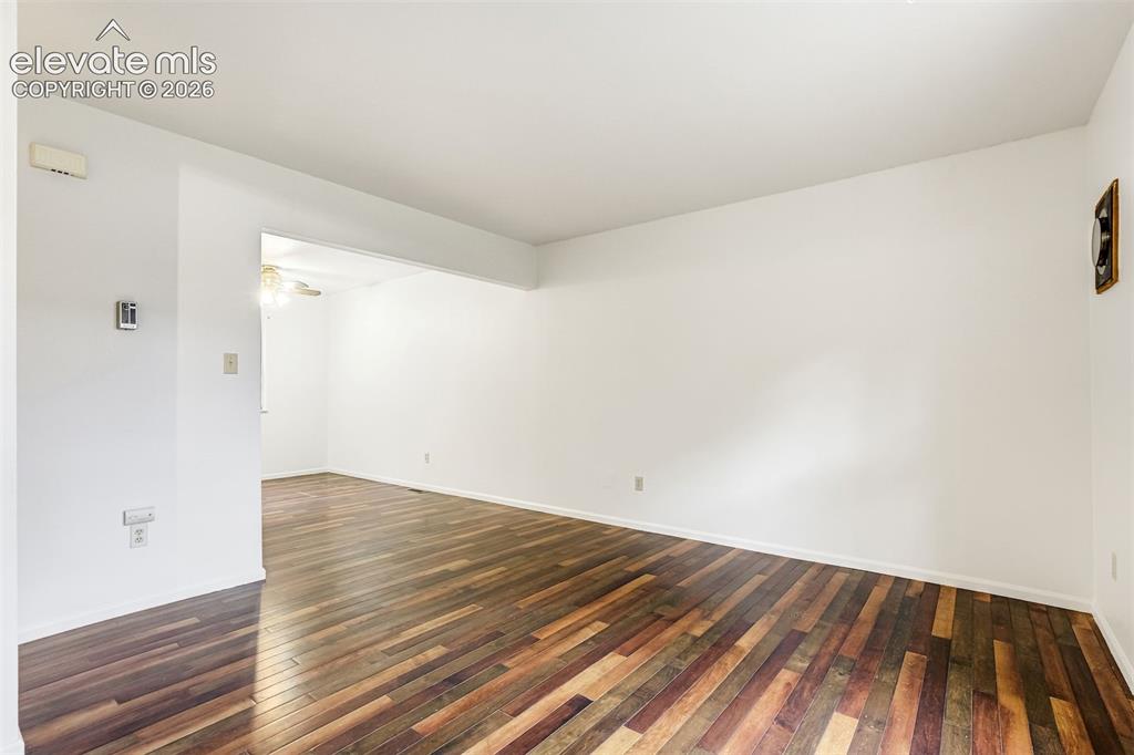 Image 11 of 50: Dining Area