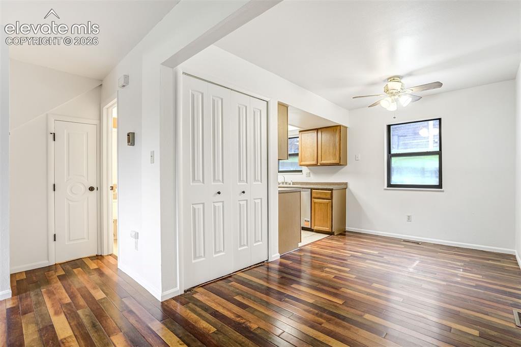 Image 14 of 50: Dining Area