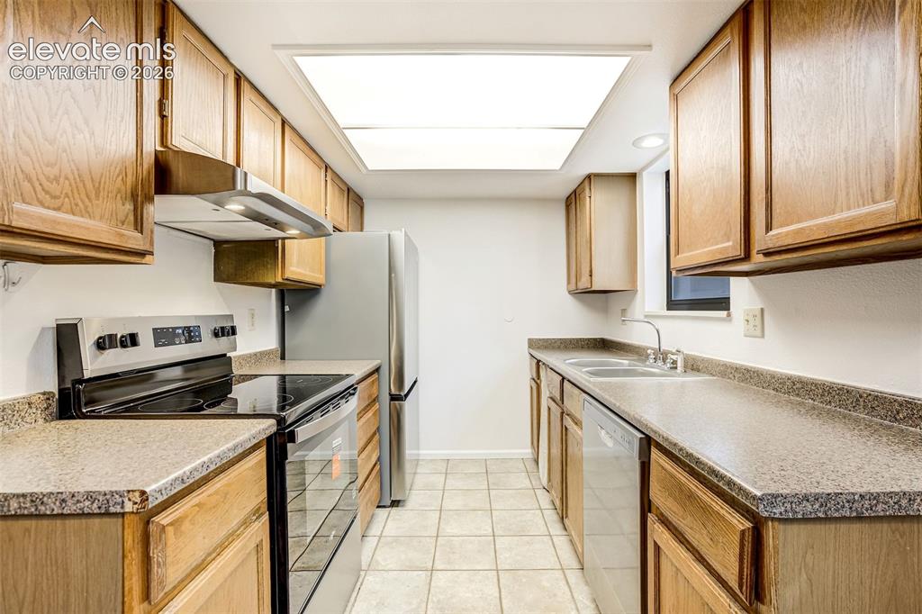 Image 19 of 50: Kitchen