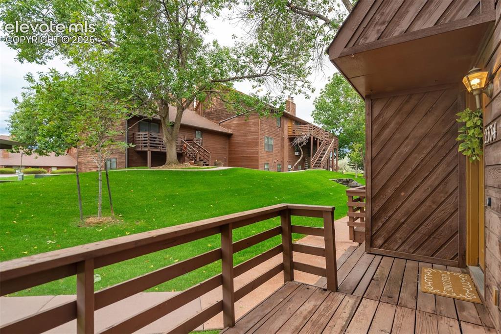Image 5 of 50: Deck