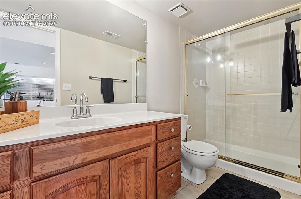 Image 23 of 27: Bathroom