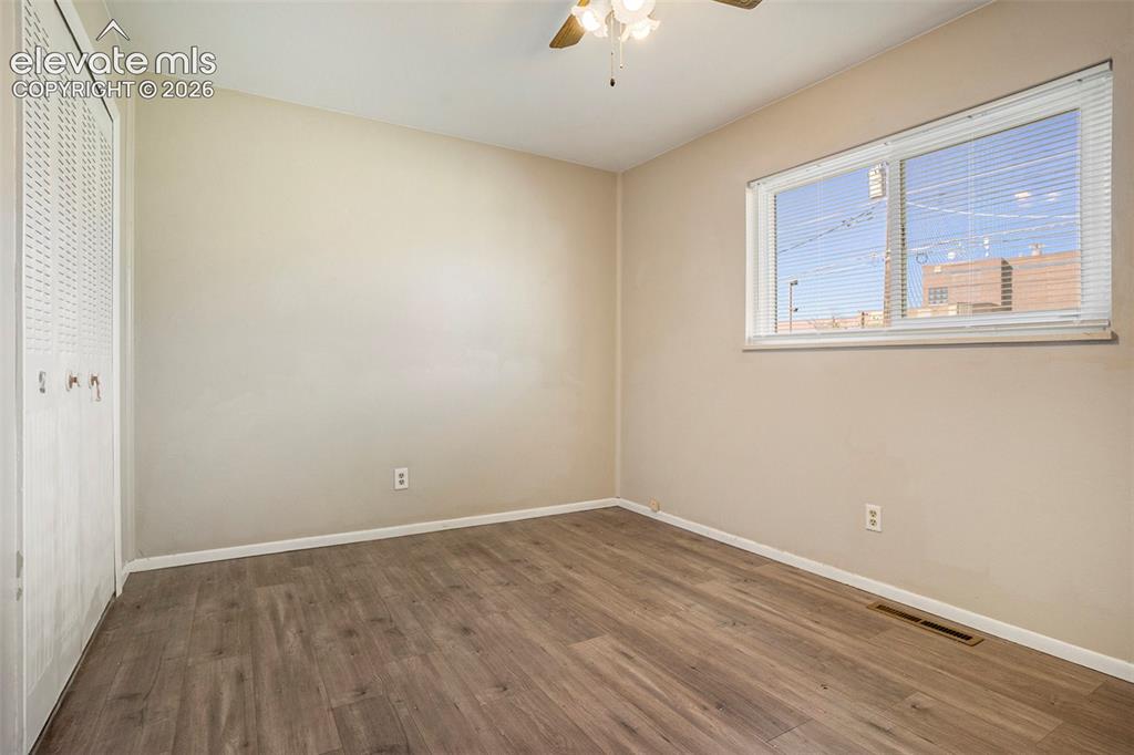 Image 11 of 18: Bedroom