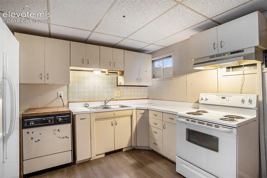 Image 14 of 18: Kitchen