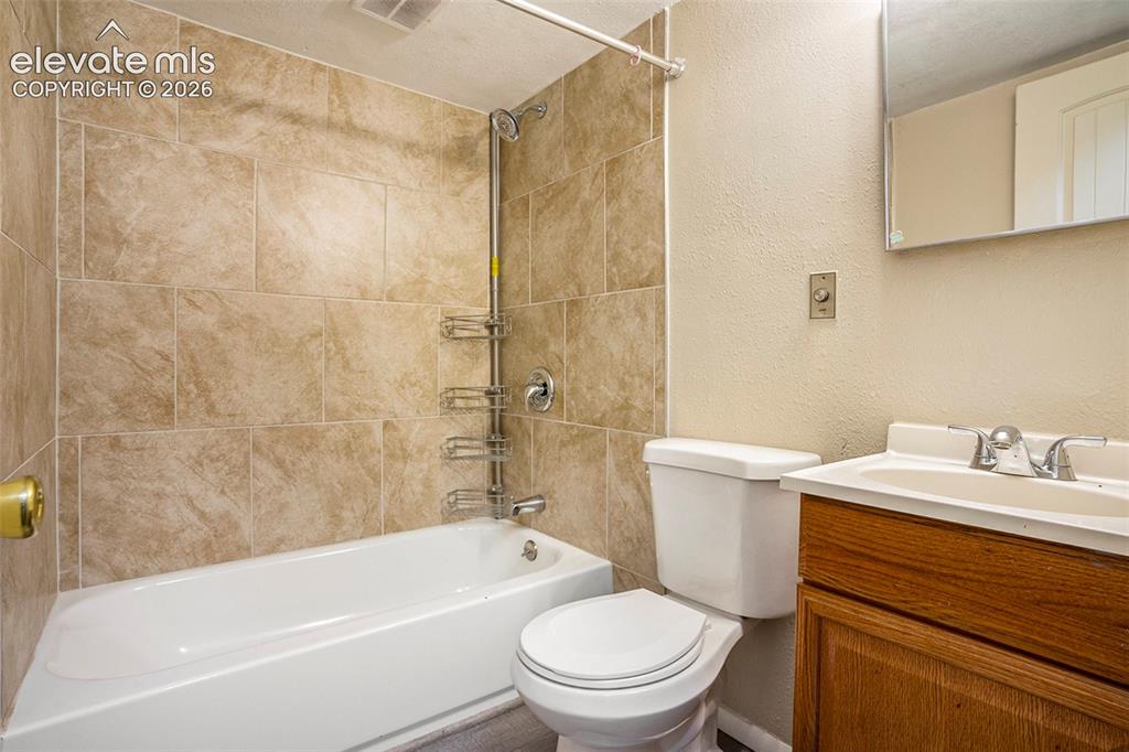 Image 16 of 18: Bathroom