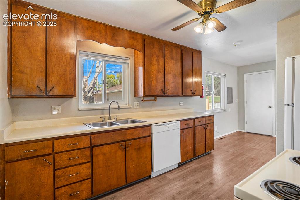 Image 5 of 18: Kitchen
