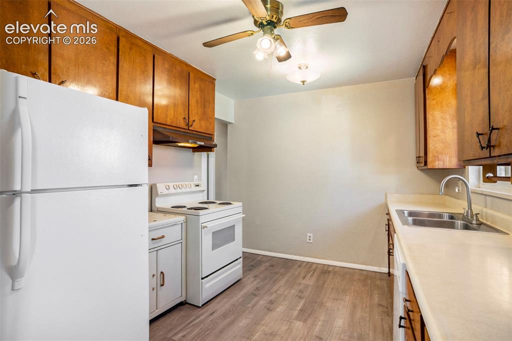 Image 6 of 18: Kitchen