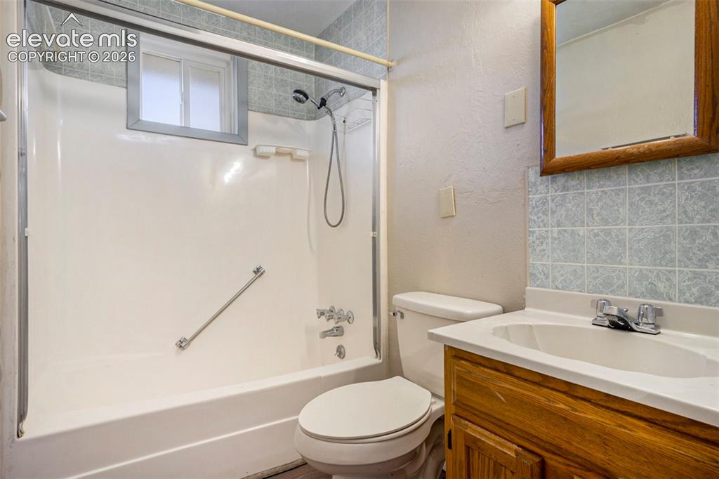 Image 8 of 18: Bathroom