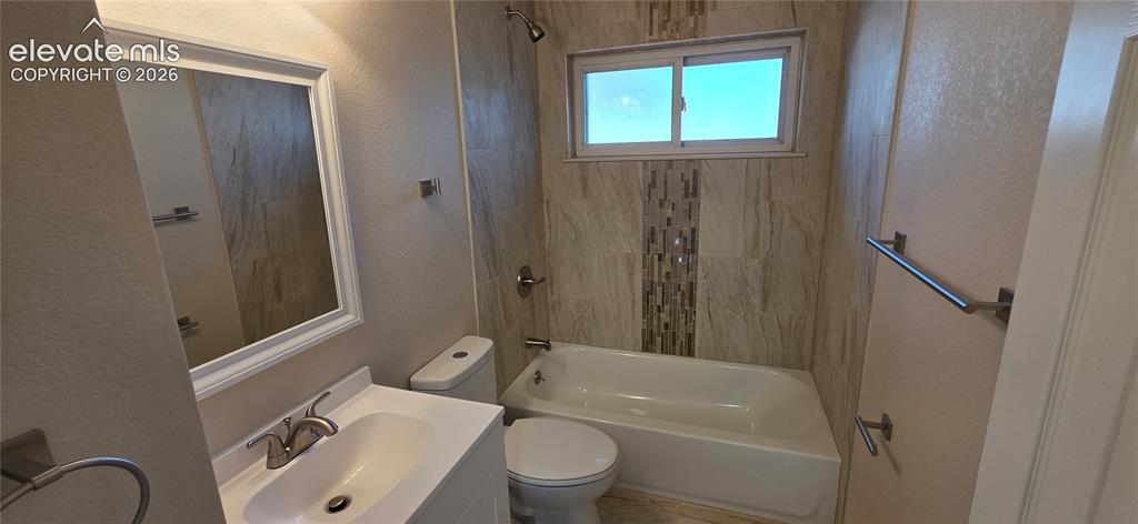 Image 15 of 28: Bathroom