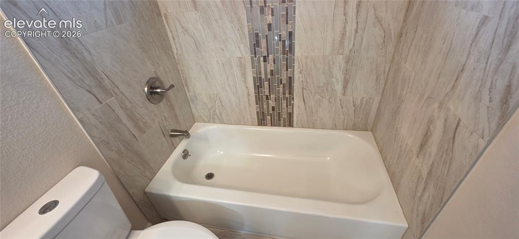 Image 16 of 28: Bathroom