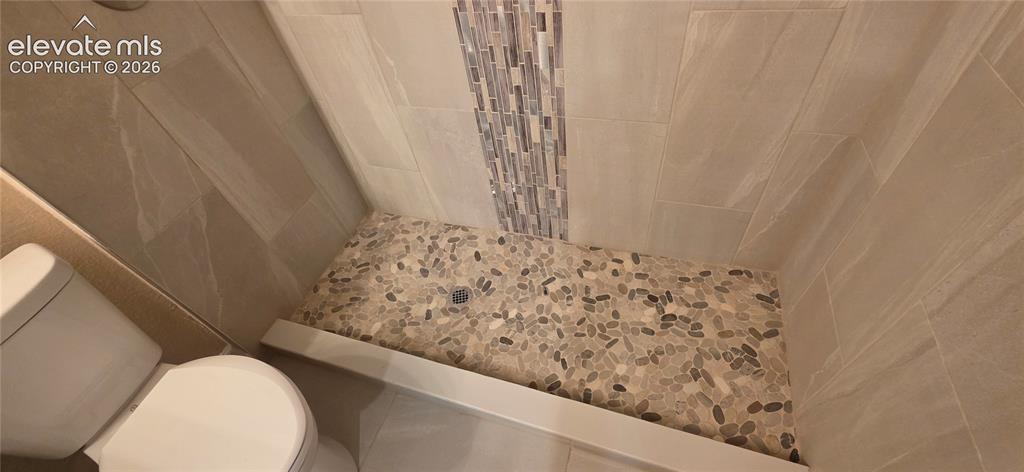 Image 22 of 28: Bathroom
