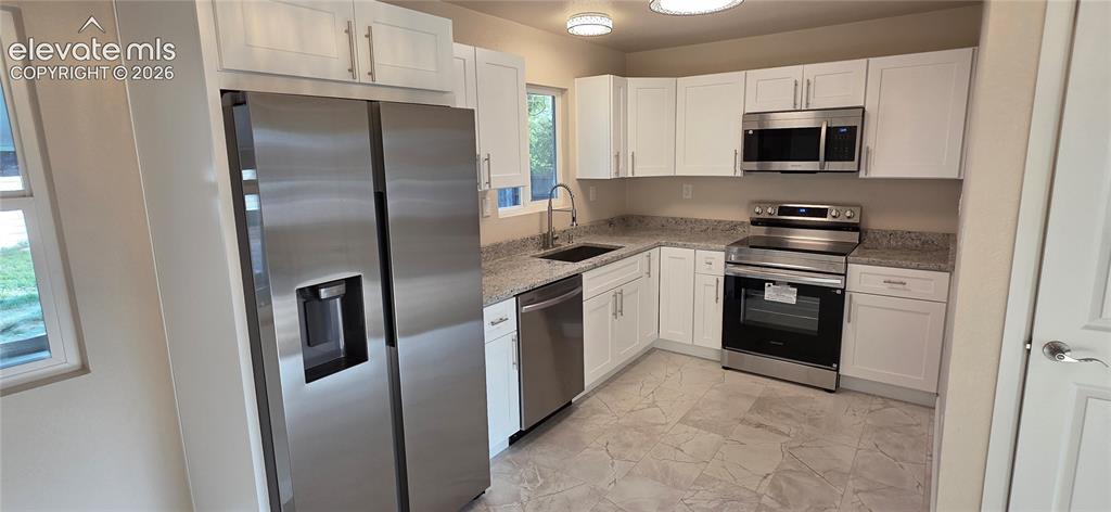 Image 7 of 28: Kitchen
