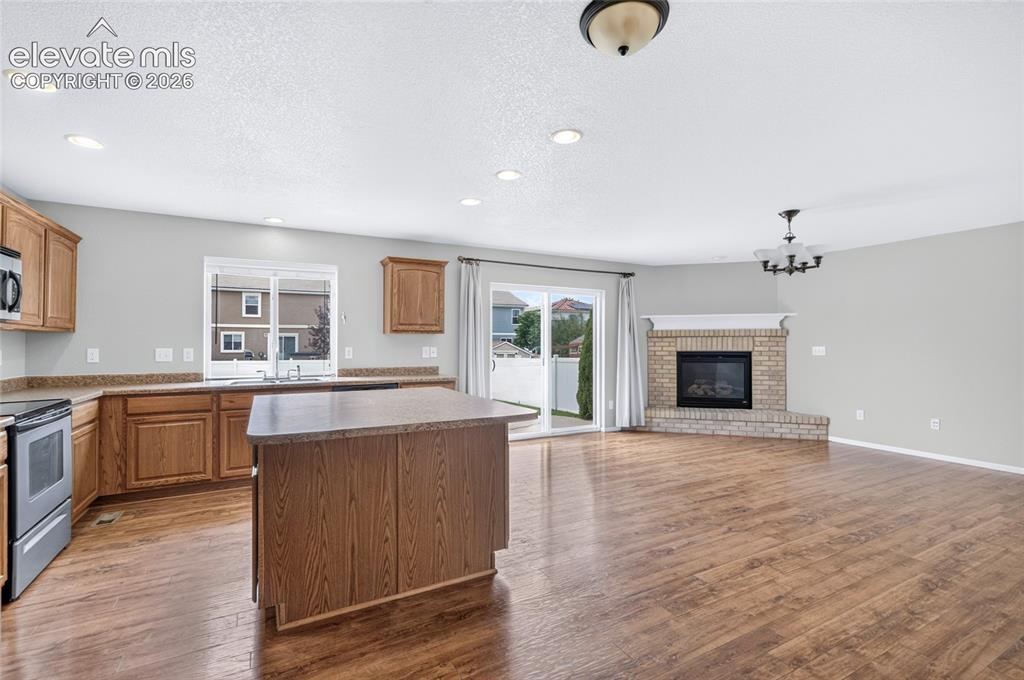 Image 19 of 43: Kitchen