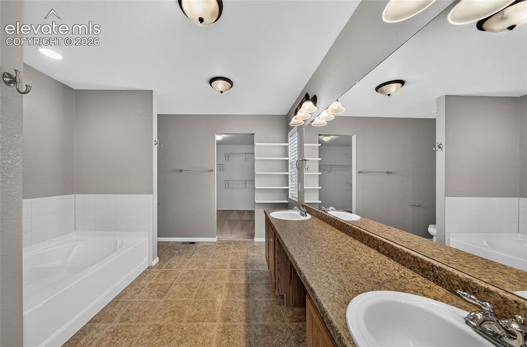 Image 22 of 43: Bathroom