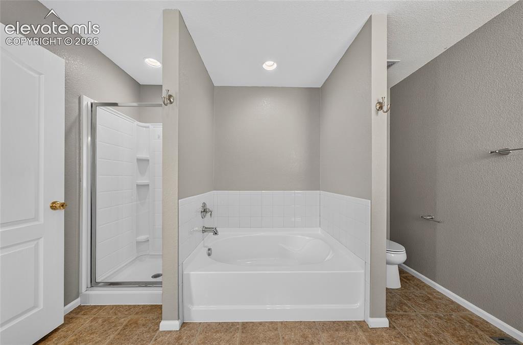 Image 23 of 43: Bathroom