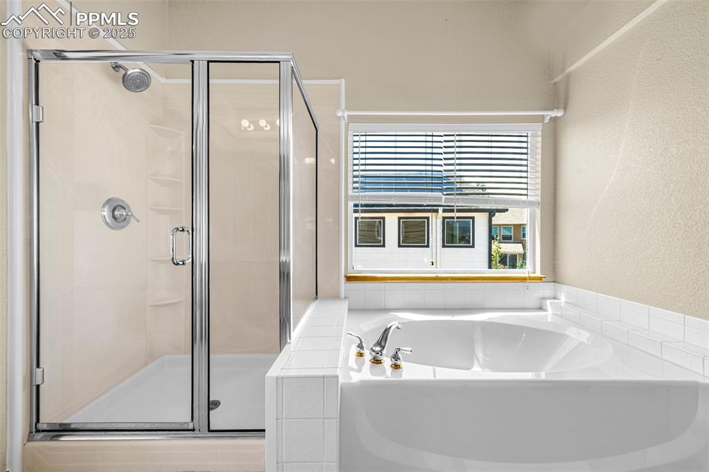 Image 14 of 42: Bathroom