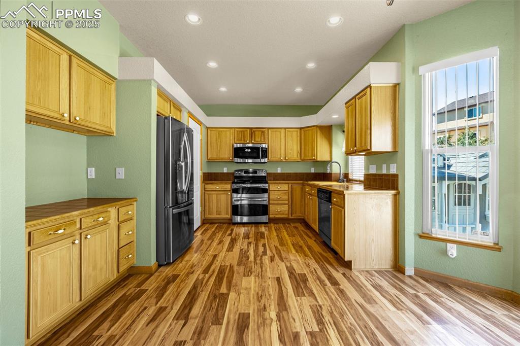 Image 30 of 42: Kitchen