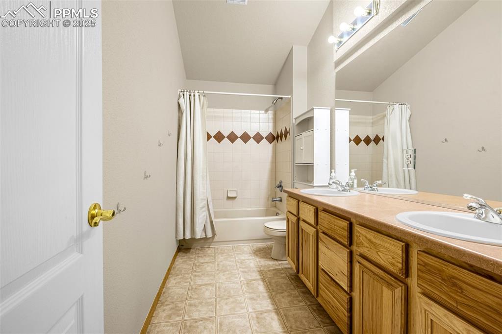 Image 37 of 42: Bathroom