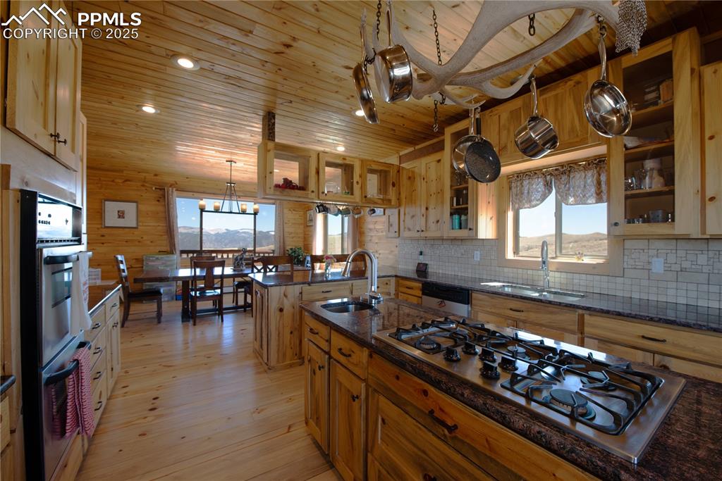 Image 35 of 50: Kitchen