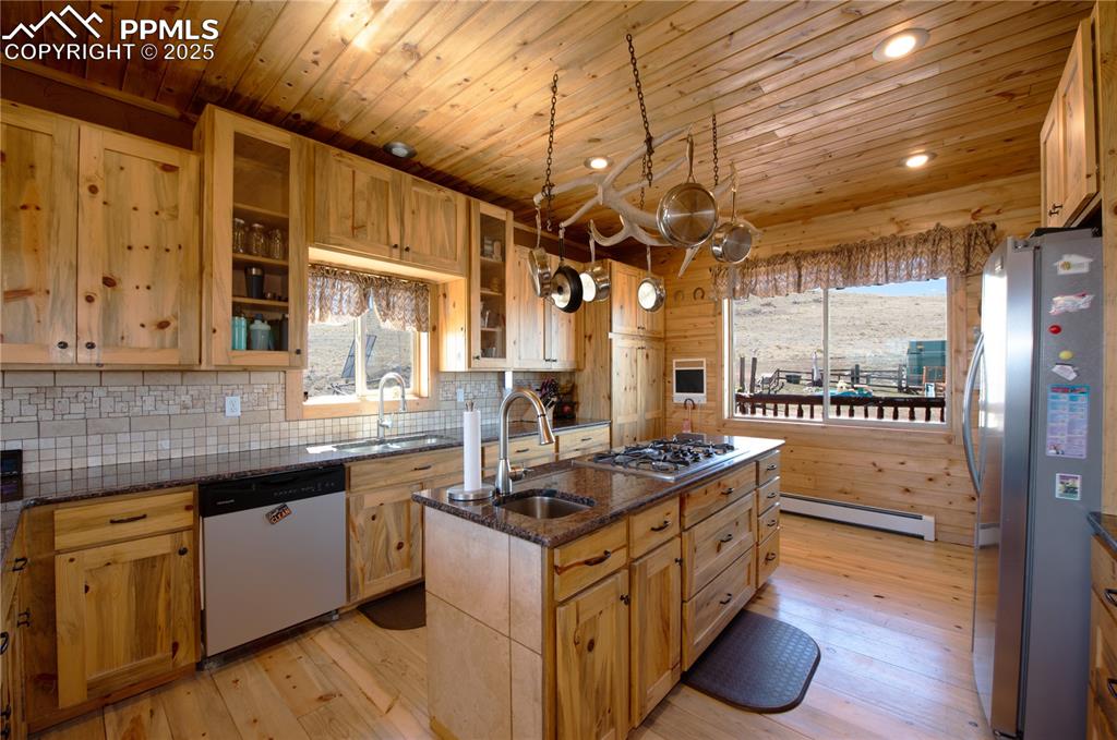 Image 37 of 50: Kitchen