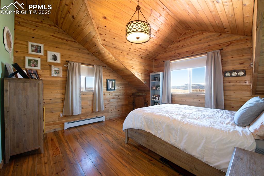 Image 38 of 50: Bedroom