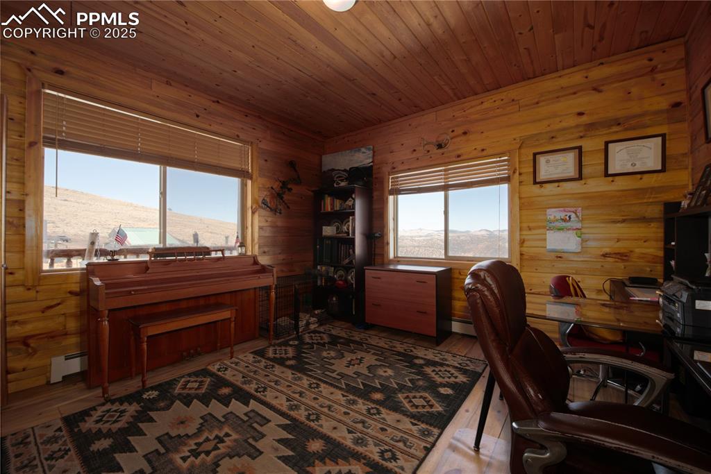 Image 48 of 50: Office