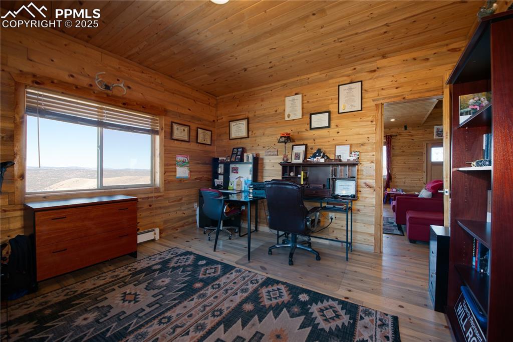 Image 49 of 50: Office