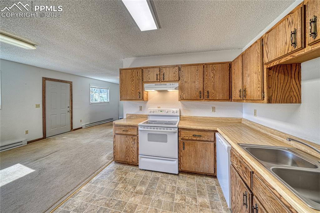 Image 15 of 46: Main house kitchen