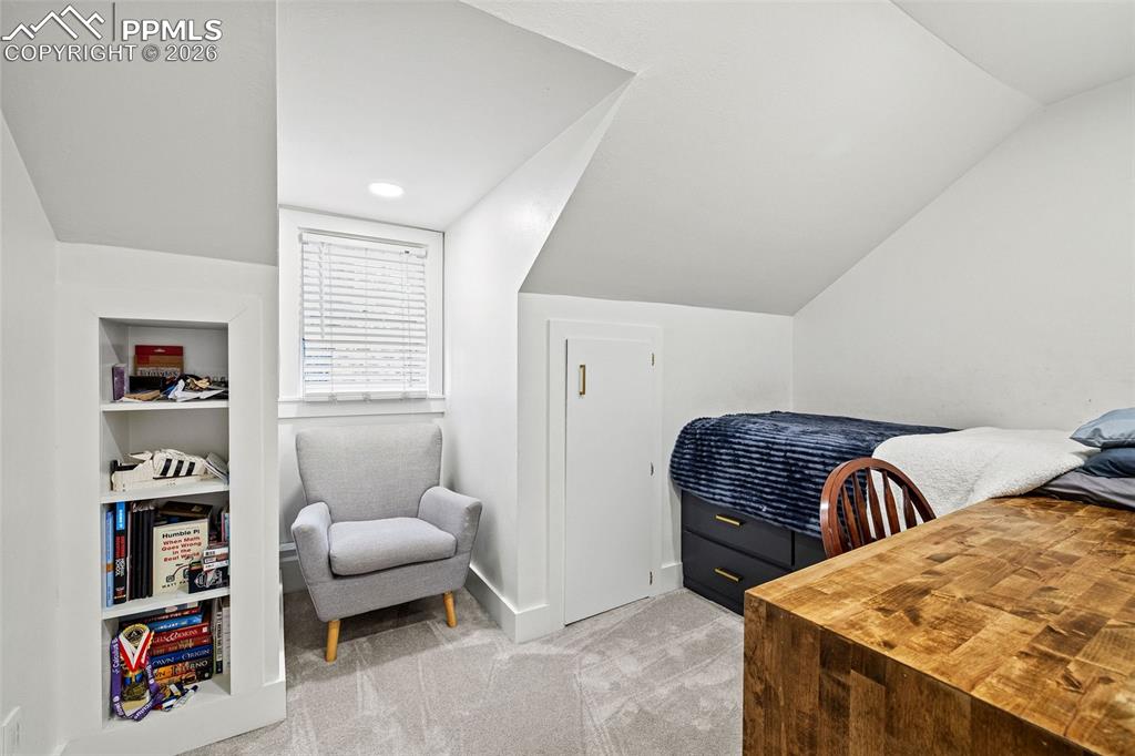 Image 22 of 33: Bedroom