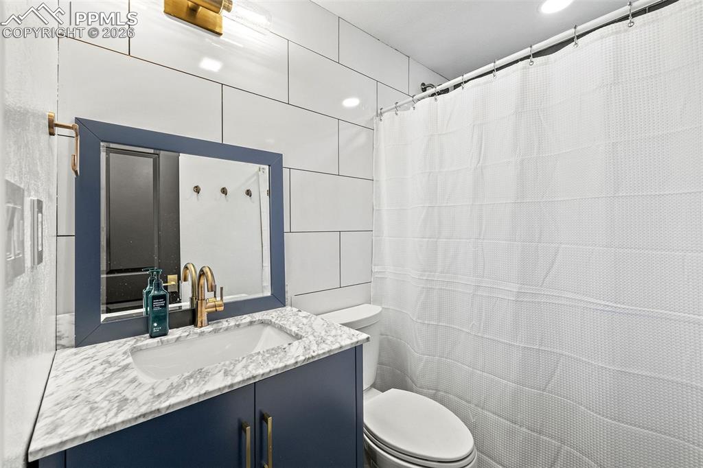 Image 28 of 33: Bathroom