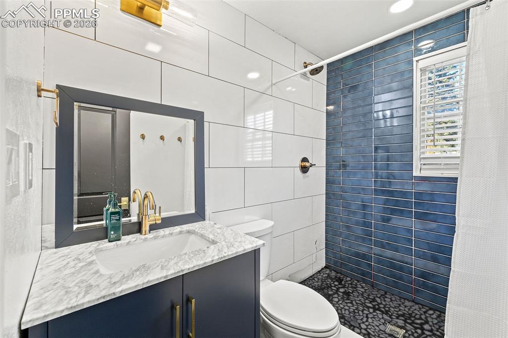 Image 29 of 33: Bathroom