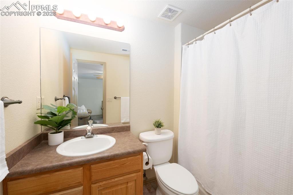 Image 29 of 43: Bathroom