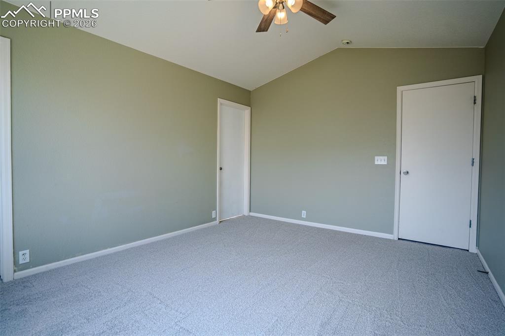 Image 19 of 27: Bedroom