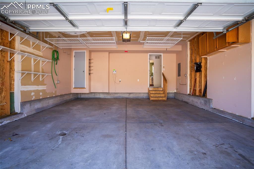 Image 24 of 27: Garage