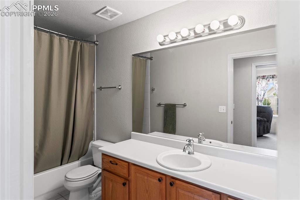 Image 17 of 47: Bathroom