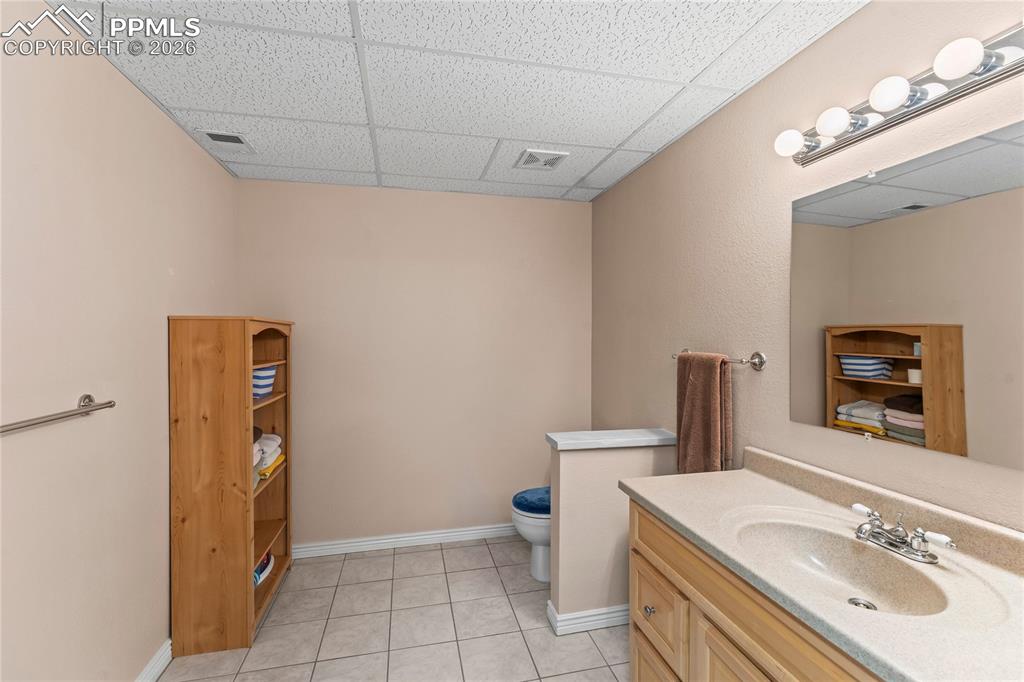 Image 25 of 47: Bathroom