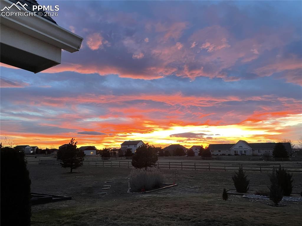 Image 34 of 47: Yard