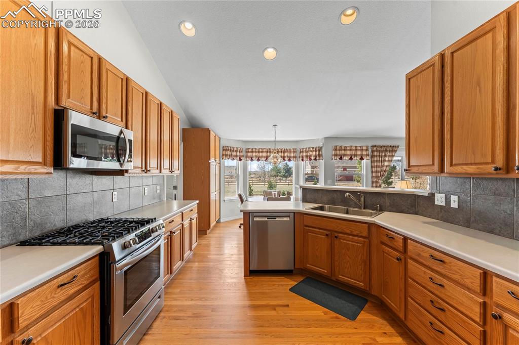 Image 7 of 47: Kitchen