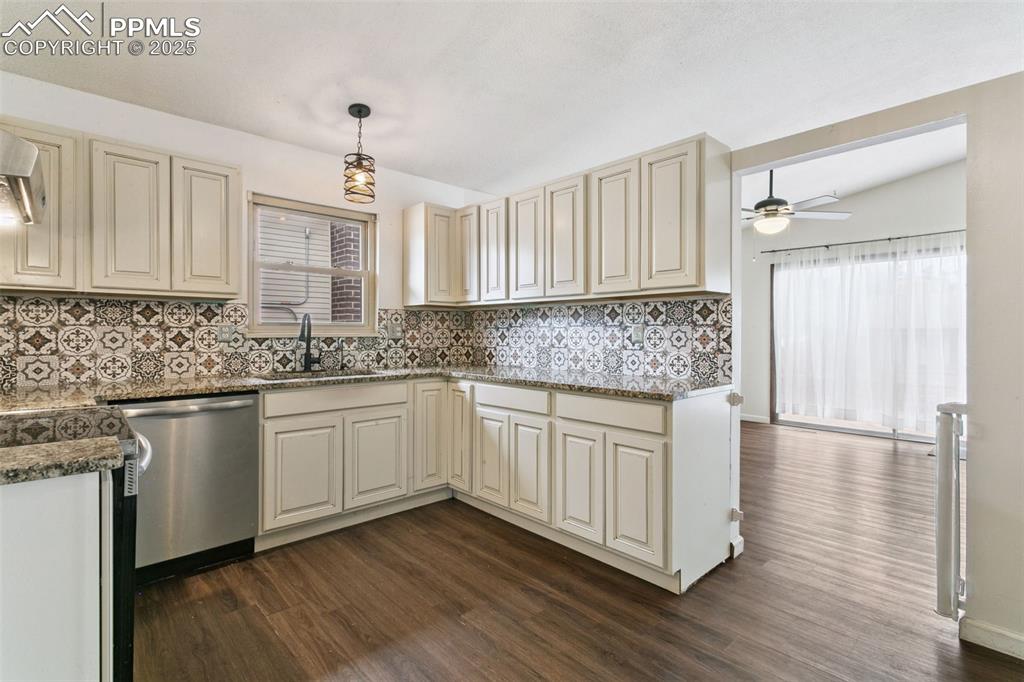 Image 12 of 43: This warm, spacious kitchen will make meal prep a breeze!