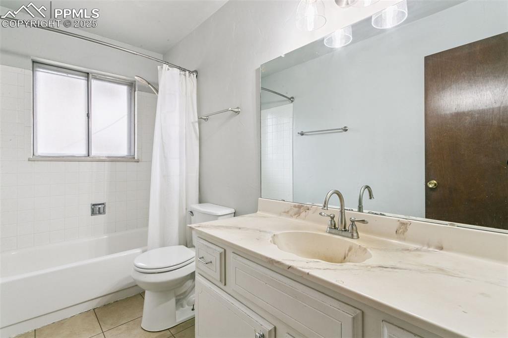 Image 19 of 43: Main level full bath.