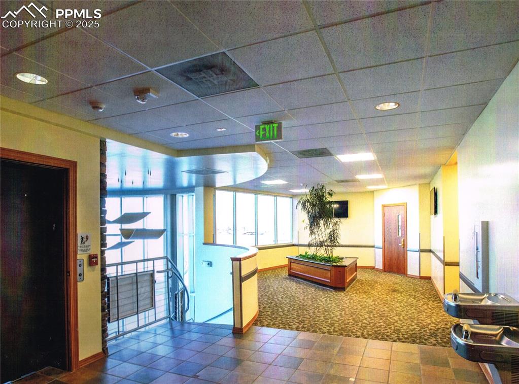 Image 5 of 7: Lobby