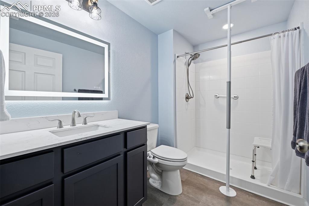 Image 33 of 38: Bathroom