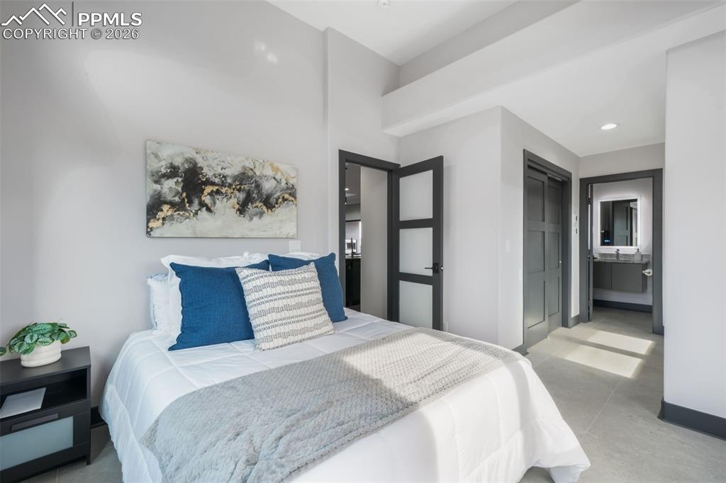 Image 21 of 49: Office