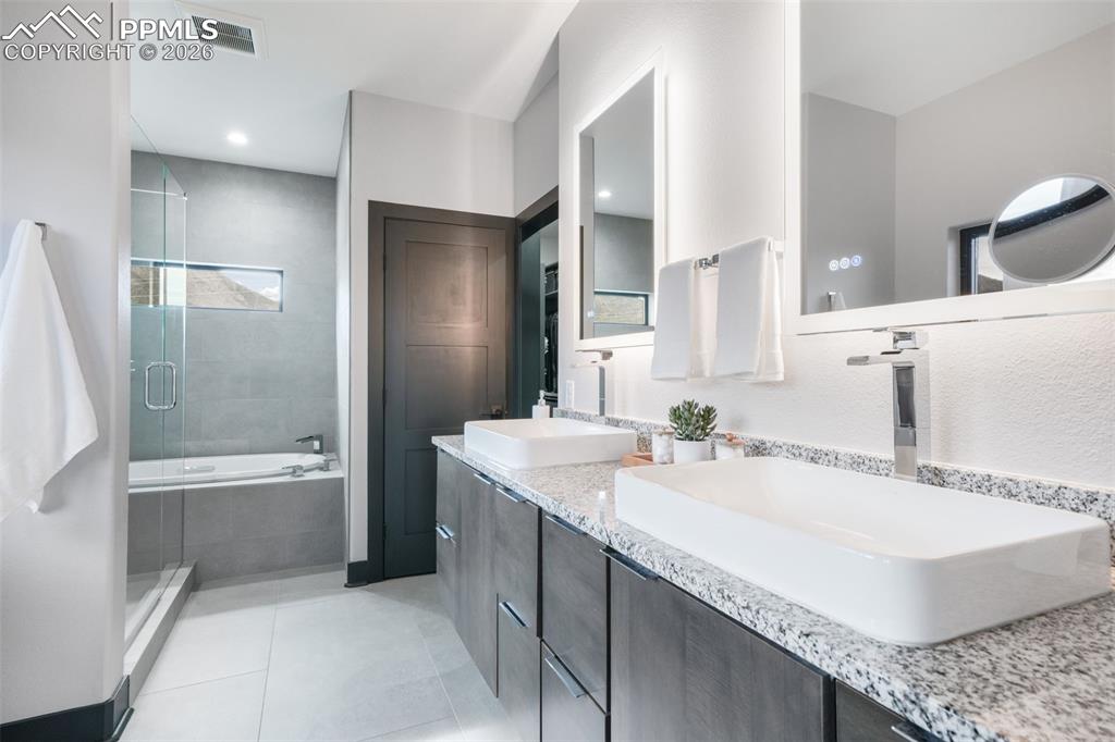 Image 29 of 49: Bedroom