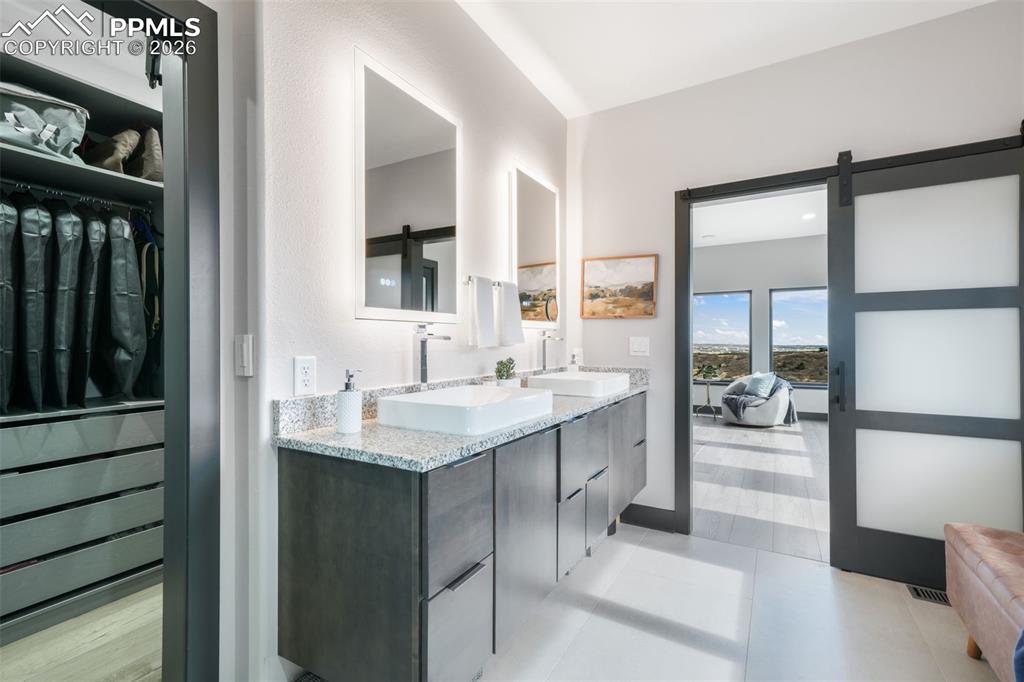 Image 31 of 49: Bedroom