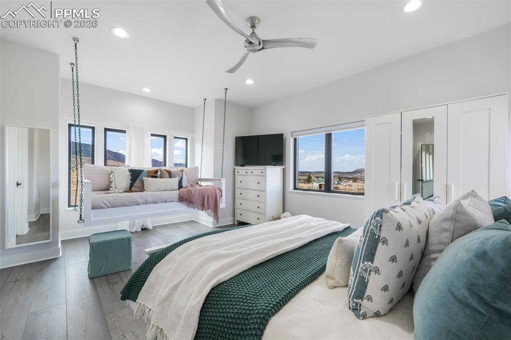 Image 32 of 49: Bedroom