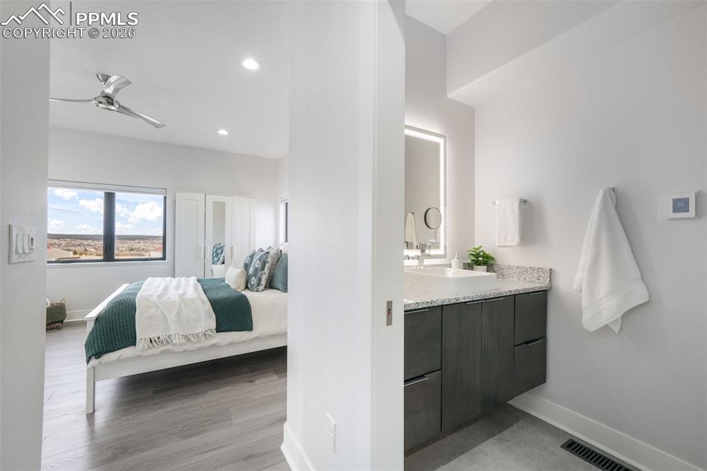 Image 33 of 49: Bathroom