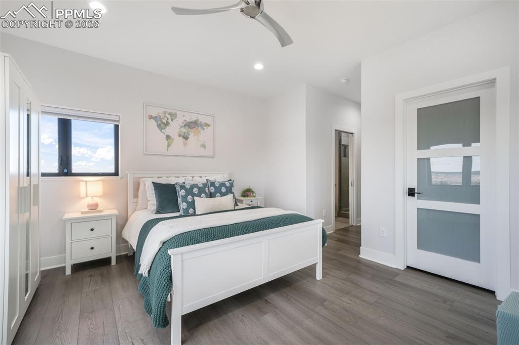 Image 34 of 49: Bathroom