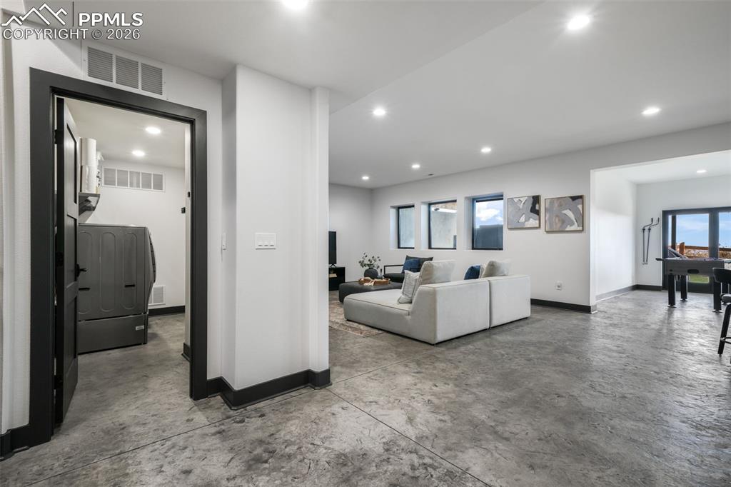 Image 35 of 49: Bathroom