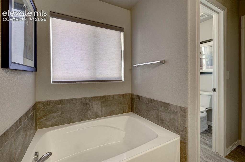 Image 22 of 37: Bathroom